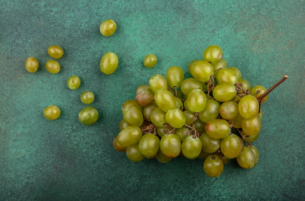 Vista dall'alto di uva bianca su sfondo verde