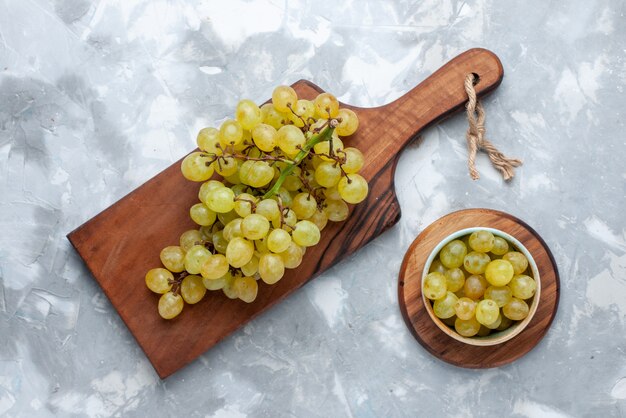 vista dall'alto di uva verde succhi di frutta succosi su luce, frutta fresca succo di vino vitamina