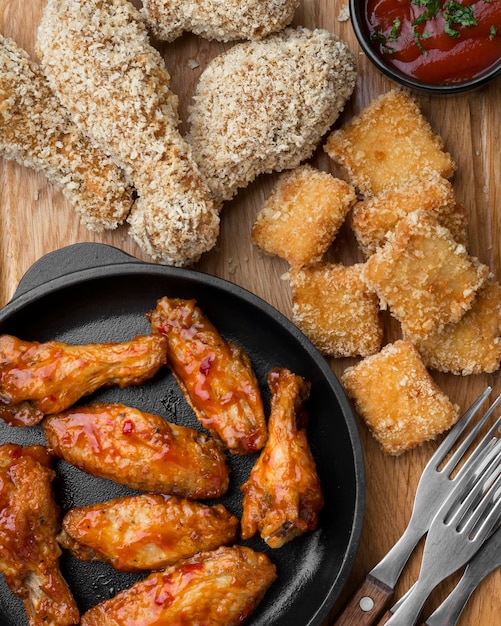 Vista dall'alto di varietà di pollo fritto con salsa