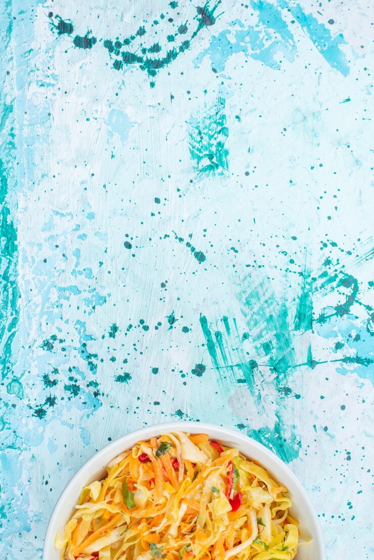 Foto gratuito vista dall'alto di verdure fresche a fette insalata lunga e sottile a pezzi all'interno del piatto rotondo sulla scrivania blu insalata di verdure pasto cibo