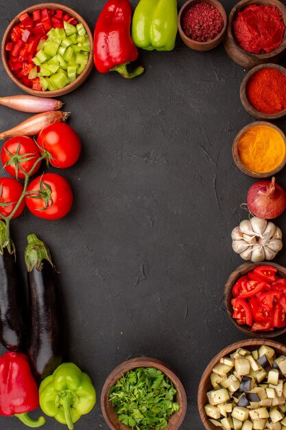 Vista dall'alto di verdure fresche con verdure e condimenti sullo sfondo grigio pasto insalata salute alimentare vegetale