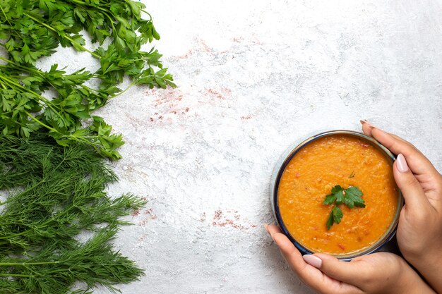 Vista dall'alto di verdure fresche con zuppa di fagioli chiamato cibo pasto prodotto verde superficie bianca merci