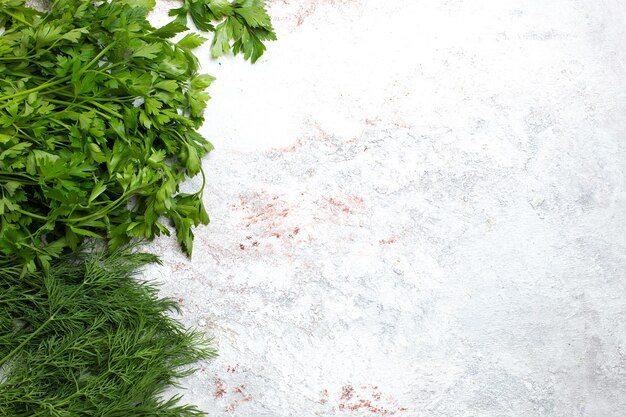 Vista dall'alto di verdure fresche su sfondo bianco cibo pasto prodotto verde