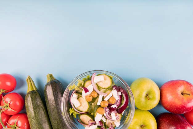 Vista dall'alto di verdure, frutta e insalata con copia-spazio