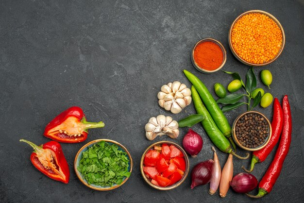 Vista dall'alto di verdure lenticchie erbe spezie cipolla peperoncino pomodori peperoni