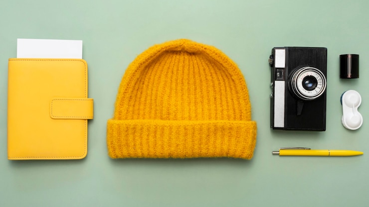 Foto gratuito vista dall'alto di viaggio still life pack