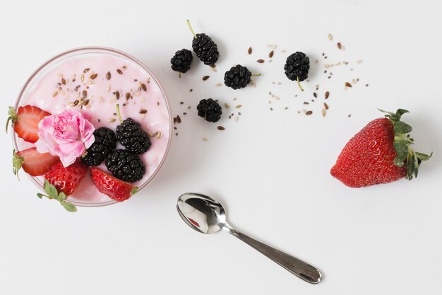 Vista dall'alto di yogurt alla frutta con rosa