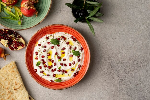 Vista dall'alto di yogurt con melograno e olio