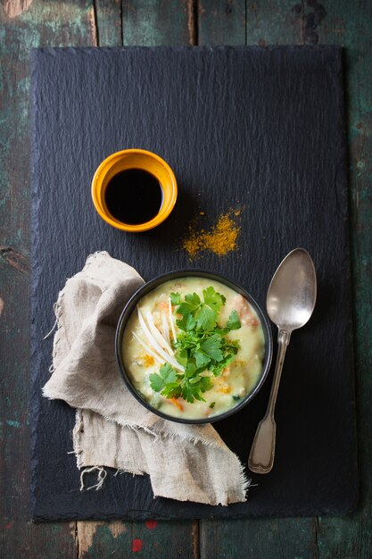 Vista dall&#39;alto di zuppa appetitosa con accanto a un cucchiaio