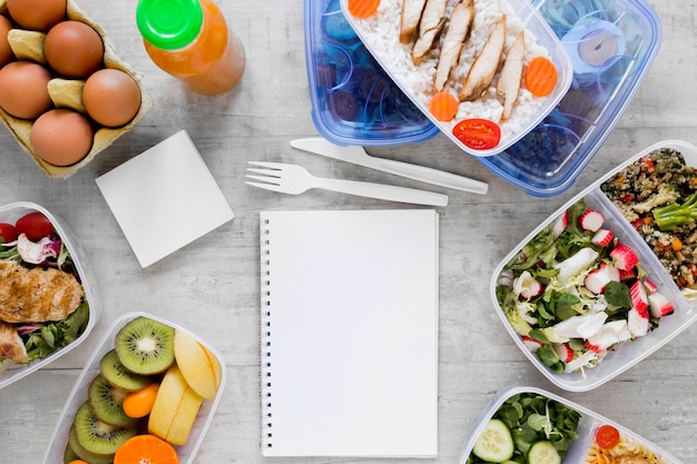 Vista dall'alto disposizione degli alimenti con il notebook