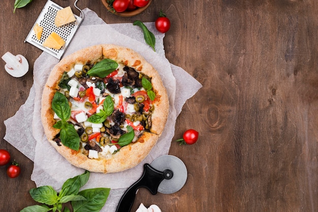 Vista dall'alto disposizione della pizza e della taglierina