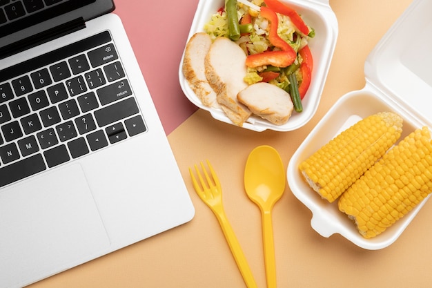 Vista dall'alto disposizione di cibo e laptop