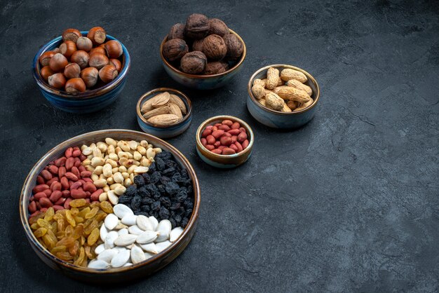 Vista dall'alto diversa composizione di noci di snack su sfondo grigio scuro noci snack foto noci nocciole