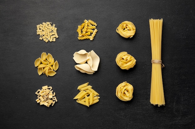 Vista dall'alto diversa disposizione della pasta