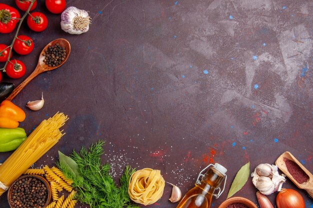 Vista dall'alto diverse verdure con condimenti sullo sfondo scuro insalata di salute cibo pasto vegetale