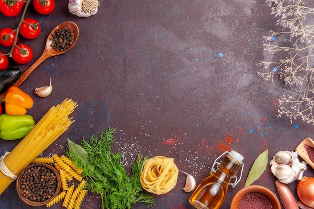 Vista dall'alto diverse verdure con condimenti sullo sfondo scuro insalata di salute cibo pasto vegetale