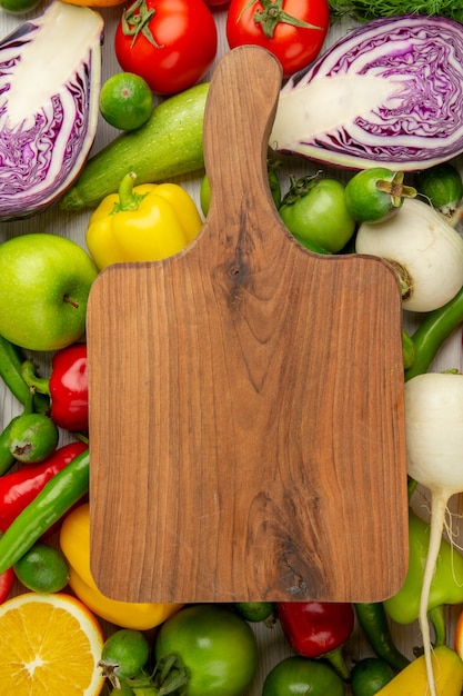 Vista dall'alto diverse verdure con frutta su sfondo bianco dieta insalata salute colore maturo