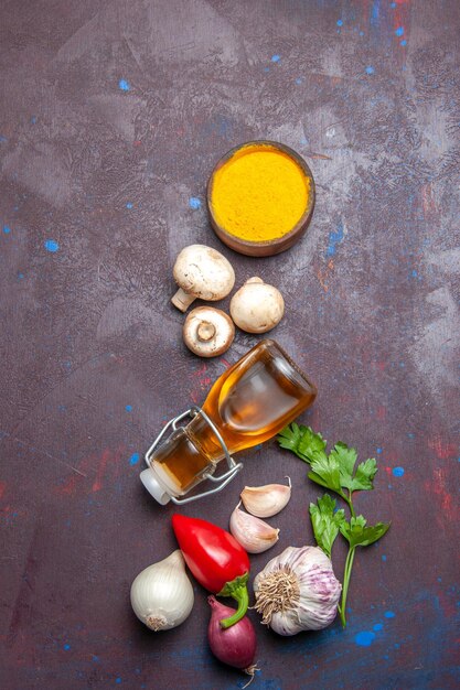 Vista dall'alto diverse verdure con olio su superficie scura insalata cibo salutare pianta cruda raw