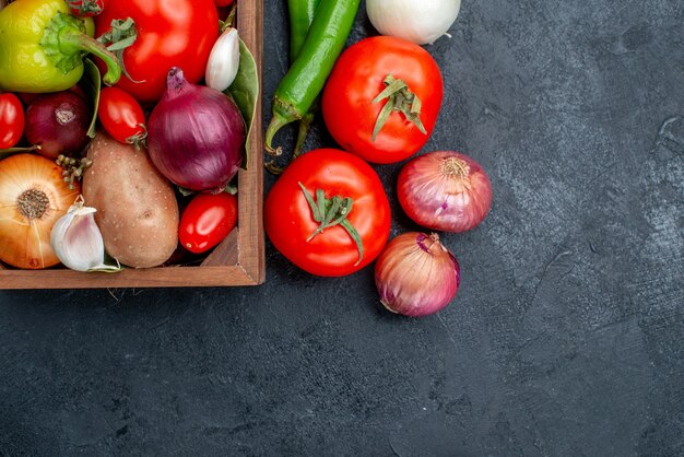 Vista dall'alto diverse verdure fresche sul tavolo scuro insalata di verdure fresche