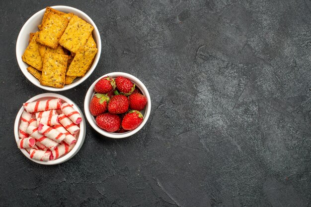 Vista dall'alto diversi cibi patatine frutta e caramelle