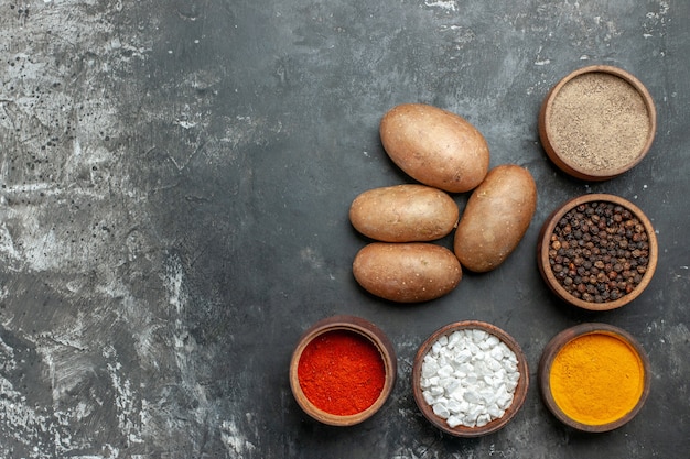 Vista dall'alto diversi condimenti con patate