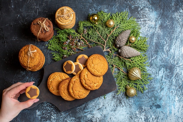 Vista dall'alto diversi deliziosi biscotti di Natale