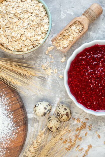 Vista dall'alto diversi ingredienti miele uova gelatina e farina sul tavolo bianco