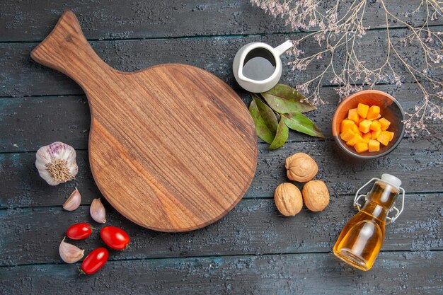 Vista dall'alto diversi ingredienti noci carota e aglio sulla scrivania scura colore cibo insalata matura