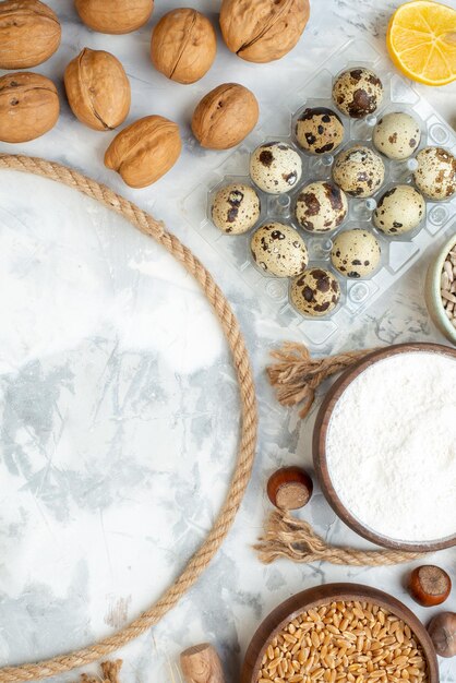 Vista dall'alto diversi ingredienti uova pane scuro latte noci e gelatina su sfondo bianco colore pasta torta hotcake biscotto foto