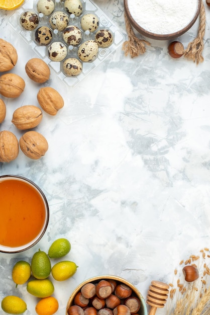 Vista dall'alto diversi ingredienti uova pane scuro latte noci e gelatina su sfondo bianco colore torta biscotto foto torta panino pasta calda