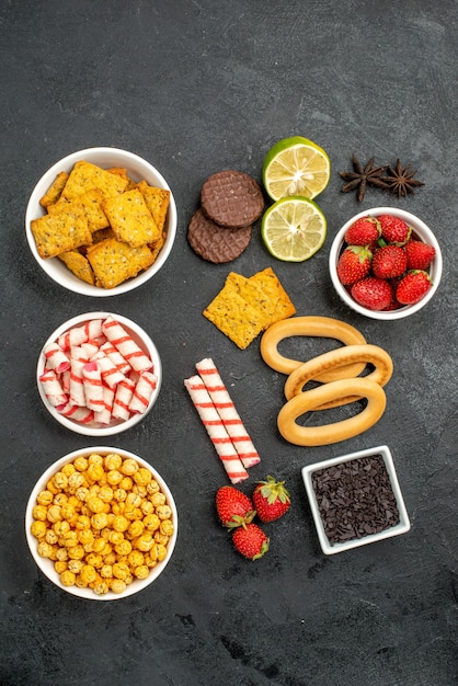 Vista dall'alto diversi mangimi cracker frutta e caramelle