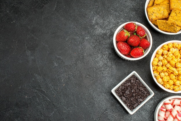 Vista dall'alto diversi snack frutta e cracker