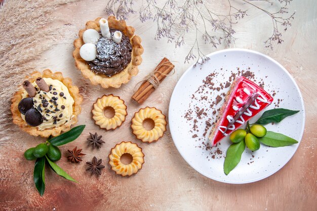 Vista dall'alto dolci cupcakes biscotti agrumi cannella una torta al cioccolato