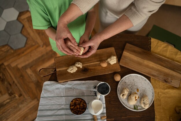 Vista dall'alto donna e bambino che preparano il cibo