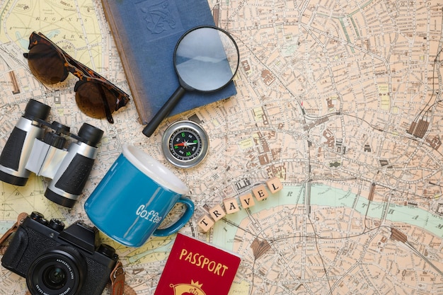 Vista dall&#39;alto elementi di viaggio sulla mappa d&#39;epoca