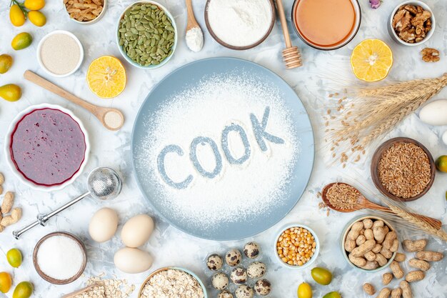 Vista dall'alto farina bianca all'interno del piatto con semi di gelatina di noci e uova su un impasto di noci torta leggera cuocere cibo torta biscotto cucinare foto colore