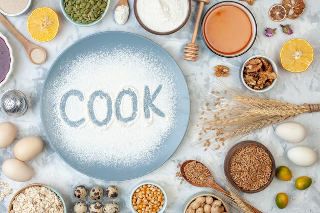 Vista dall'alto farina bianca all'interno del piatto con semi di noci e uova su dado bianco cuocere cibo foto colore torta torta biscotto cuoco