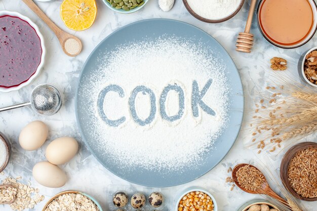 Vista dall'alto farina bianca all'interno del piatto con semi di noci e uova su pasta di noci bianche cuocere cibo foto torta torta di biscotti cuoco