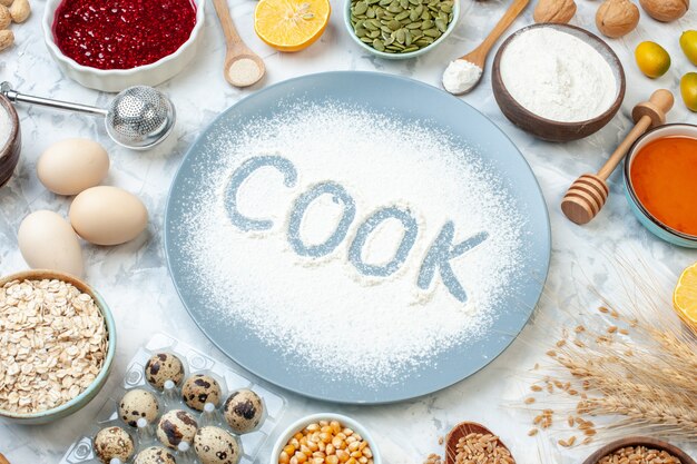 Vista dall'alto farina bianca all'interno del piatto con semi di noci e uova su pasta di noci leggera cuocere la torta di colore alimentare foto cucinare