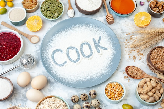 Vista dall'alto farina bianca all'interno del piatto con semi di noci e uova su pasta di noci leggera cuocere torta colorante alimentare torta di biscotti cucinare foto