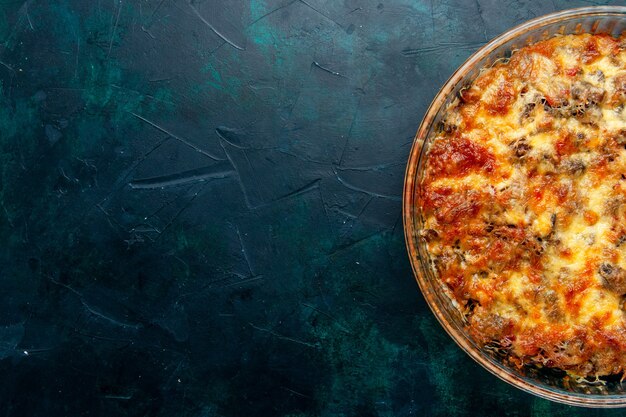 Vista dall'alto farina di carne cotta con verdure e carne affettata insieme a formaggio sulla scrivania blu scuro cibo pasto di carne piatto cena cuocere