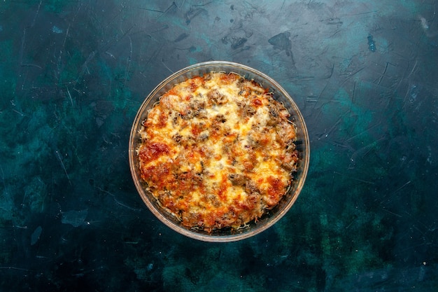 Vista dall'alto farina di carne cotta con verdure e carne affettata insieme a formaggio sulla scrivania blu scuro cibo pasto di carne piatto cena forno cuocere