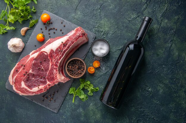 Vista dall'alto fetta di carne fresca carne cruda con pepe e verdure su sfondo scuro farina di pollo cibo animale foto barbecue