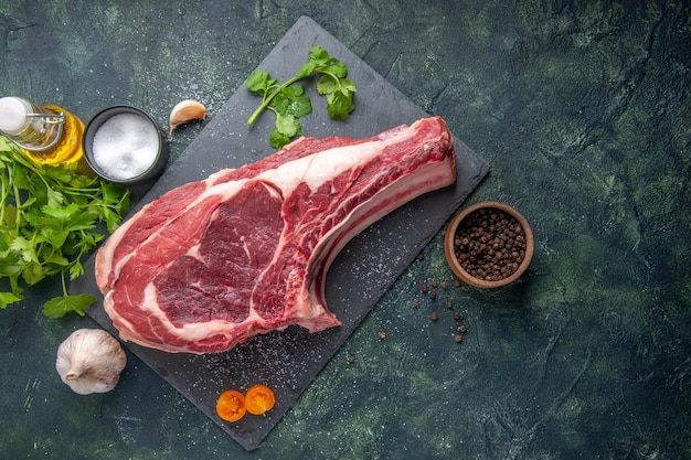 Vista dall'alto fetta di carne fresca carne cruda con pepe e verdure su sfondo scuro foto farina di pollo animale barbecue cibo macellaio