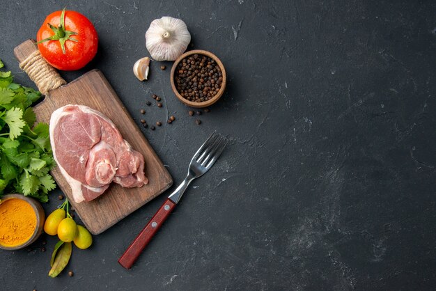 Vista dall'alto fetta di carne fresca carne cruda con verdure su piatto barbecue scuro pepe cibo da cucina insalata di mucca cibo pasto animale