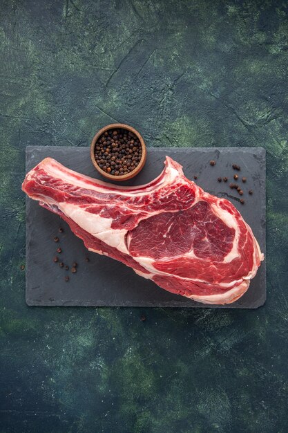Vista dall'alto fetta di carne fresca carne cruda su sfondo scuro macellaio foto animale pasto pollo colori cibo