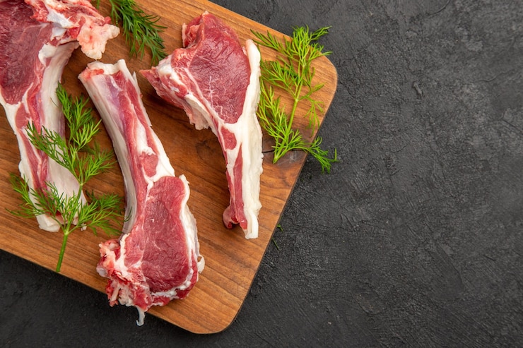 Foto gratuito vista dall'alto fette di carne cruda con verdure su sfondo scuro colore della mucca carne foto animale pepe pollo crudo spazio libero