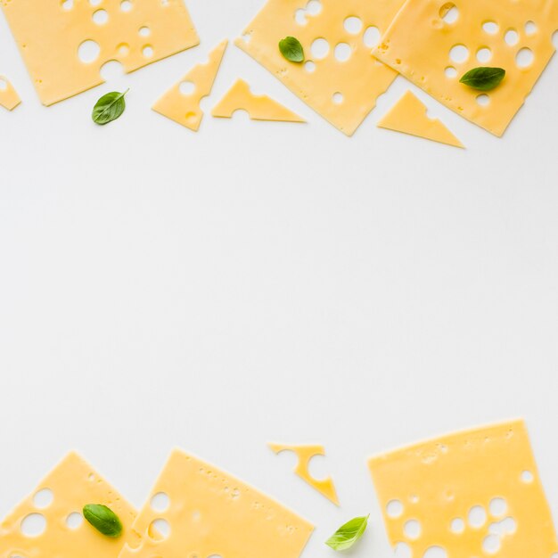 Vista dall'alto fette di formaggio emmental con spazi di copia