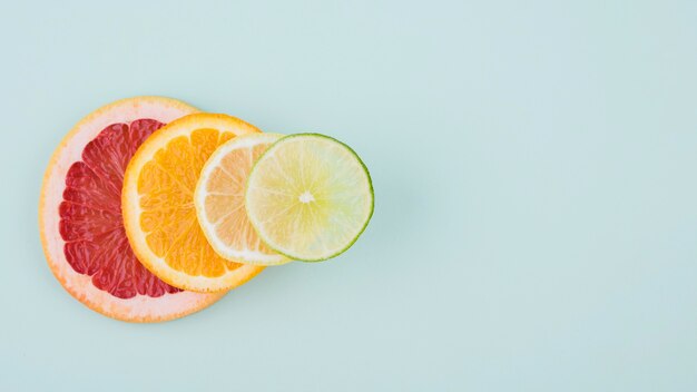 Vista dall'alto fette di frutta biologica sul tavolo