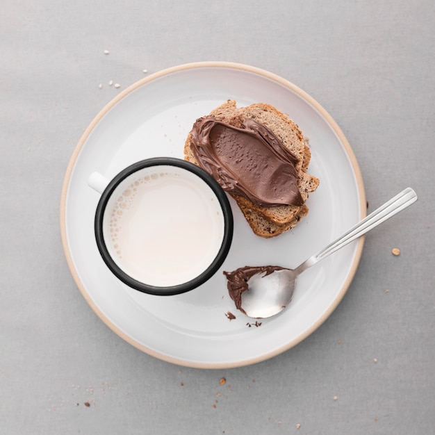 Vista dall'alto fette di pane con latte